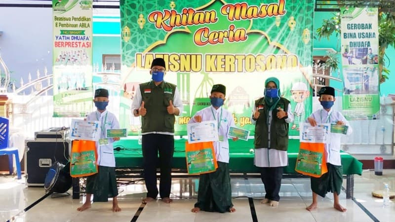 Senyum Bahagia Anak Yatim di Nganjuk Ikuti Khitan Massal LAZISNU