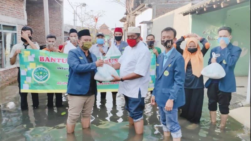 Santri dan Pelajar NU Demak Peduli Distribusikan Bantuan ke Warga Terdampak Rob