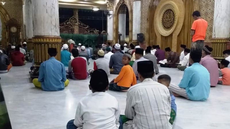 Peziarah Ramai, Senyum Pedagang di Makam Syaikhana Khalil Bangkalan Mengembang