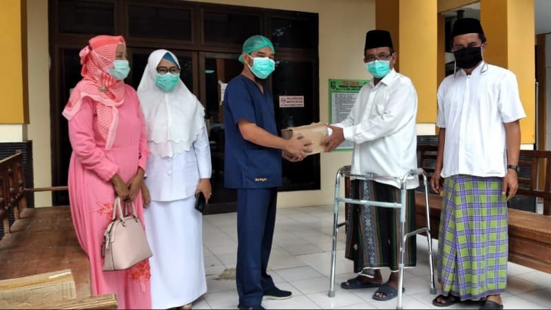 Pasien Corona di Sumenep Terima Bantuan Suplemen dari Satgas Siaga NU