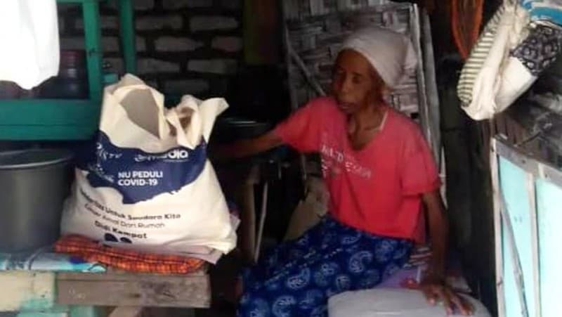 Tangis Kinaah, Nenek Buta Saat Terima Bantuan dari LAZISNU Jatim