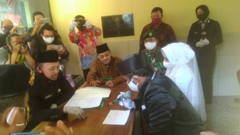 Pasangan Penghuni Gudang Angker Akhirnya Dinikahkan di Kantor Polisi