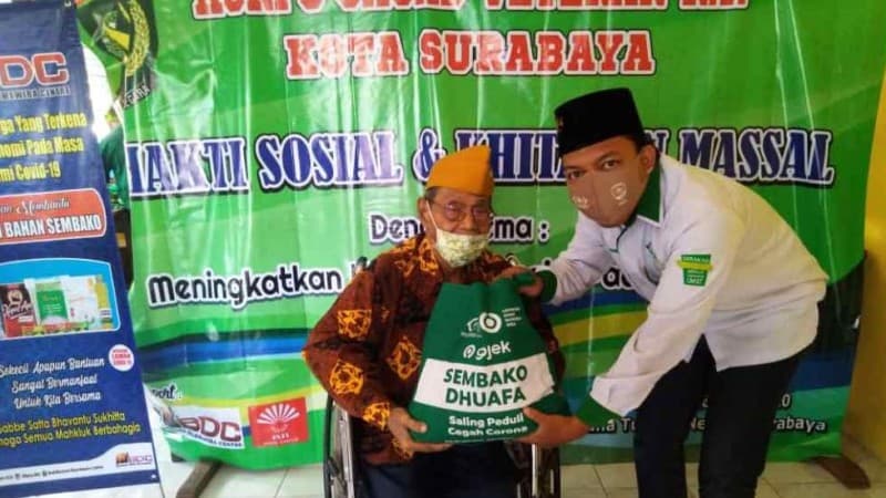 Jarang Diperhatikan, Veteran di Surabaya Terima Sembako dari LAZISNU Jatim