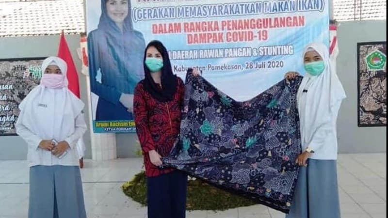 Istri Wagub Jatim Bangga Atas Karya Batik Siswa SMA Ma’arif NU 1 Pamekasan