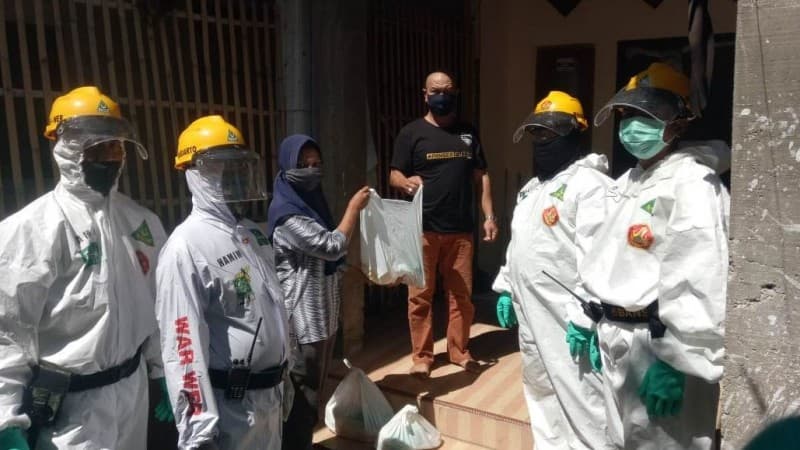 Corona Kian Menggila di Jember, Ansor Lakukan Penyemprotan dan Bagi-bagi Sembako