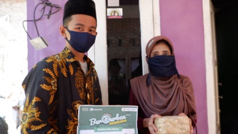 Pondok Darul Amanah Buntet Gunakan Besek Salurkan Daging Kurban LAZISNU