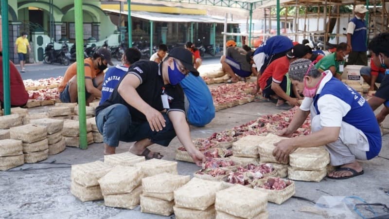 Kurangi Sampah Plastik, Masjid Baitul Amin Semarang Bagikan Daging Kurban Gunakan Besek
