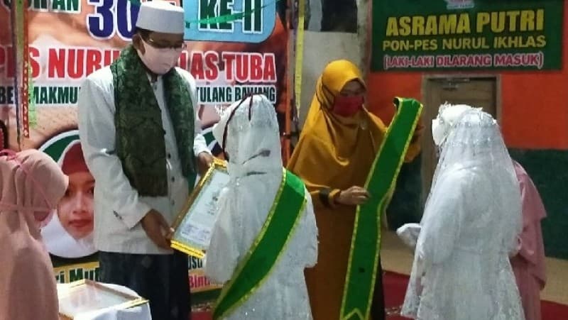 Usai Diwisuda, Dua Hafizah Ini Langsung Akad Nikah di Pesantrennya
