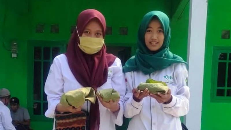 Hindari Plastik, NU di Sumenep Bungkus Daging Kurban dengan Daun Jati
