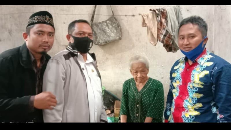 NU Care-LAZISNU di Jember Bedah Rumah Ibu Tatik, Janda Pensiunan Polisi yang Memilukan