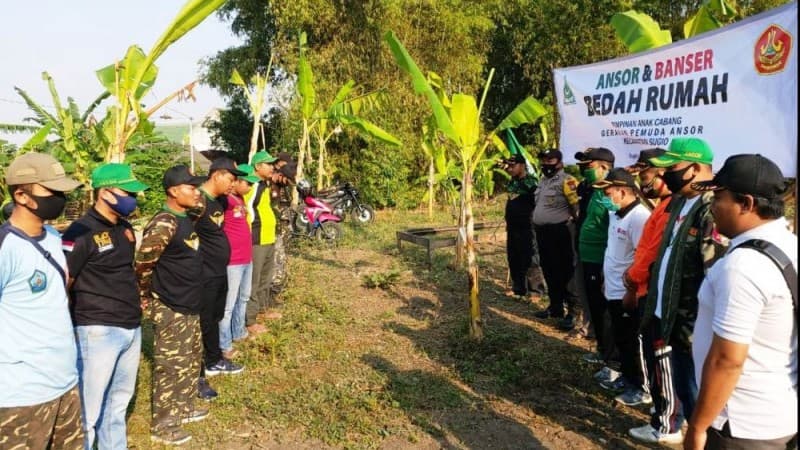Ansor di Lamongan Bedah Rumah Reyot Milik Warga Penjual Daun Jati
