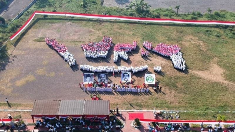 Formasi Unik Kreasi Santri di Sidoarjo Usai Upacara Kemerdekaan