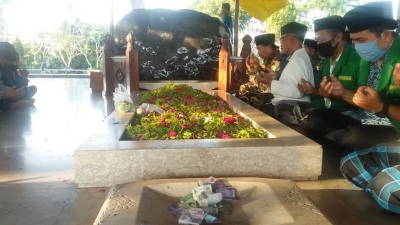 Ansor-Banser Ngantru Tulungagung Ziarahi Makam Proklamator