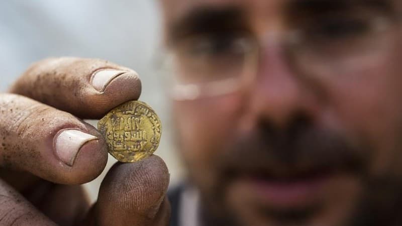 Arkeolog Temukan Koin Emas Islam Era Dinasti Abbasiyah di Israel