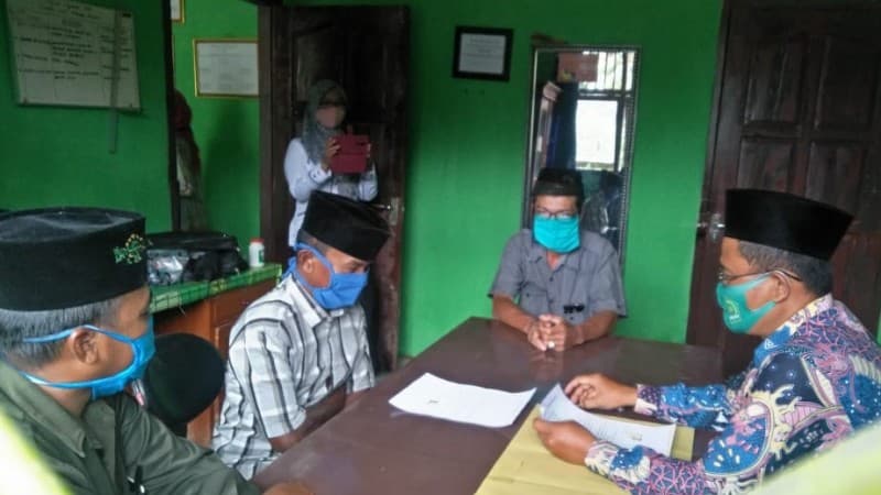 Usai Ikrarkan Diri Masuk Islam, Pria ini Menangis Haru