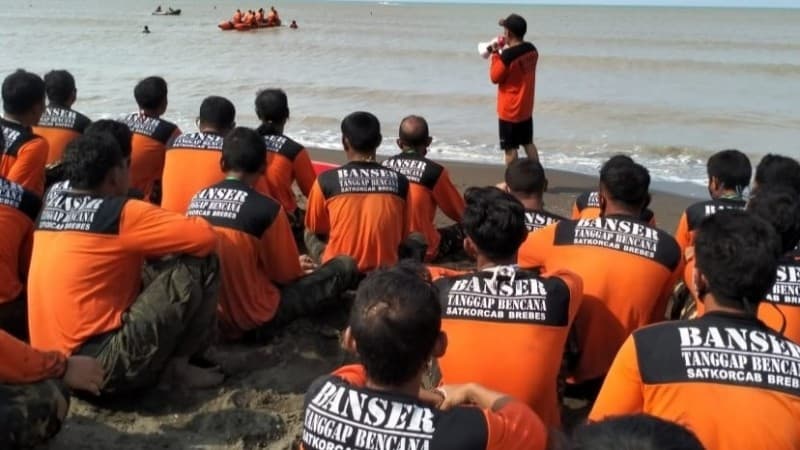 Jelang Musim Hujan, Bagana Brebes Latihan Teknik Pertolongan di Air