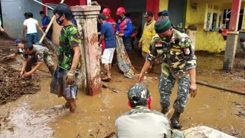 Banjir Bandang Terjang Sukabumi, Banser Bergerak Cepat Bantu Evakuasi Korban