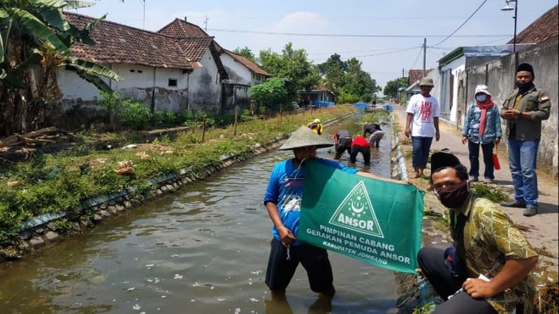 Peringati Hari Tani, Ansor Jombang Bersih-bersih Sungai