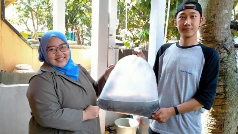 Dorong Usaha Pemuda, LAZISNU Kota Bandung Bagikan Benih Lele