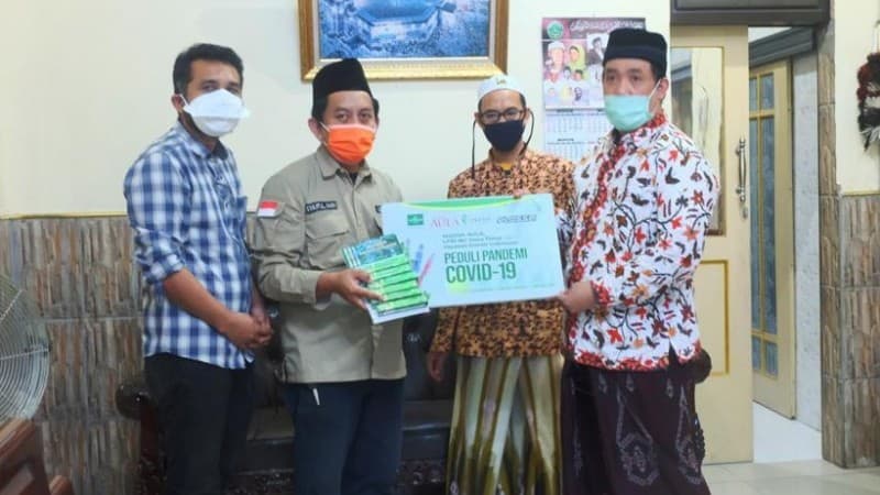 Majalah 'Aula' dan Enesis Salurkan Bantuan Plossa ke Roudlatul Nasyi’in