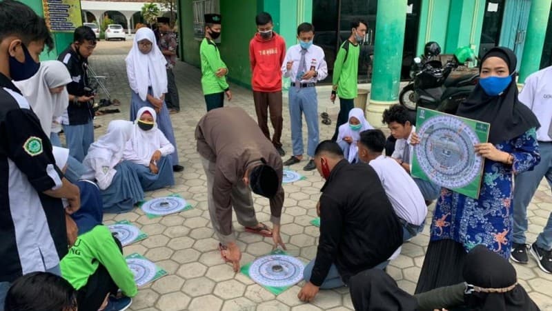 Siswa SMKNU Tulungagung Belajar Ukur Arah Kiblat