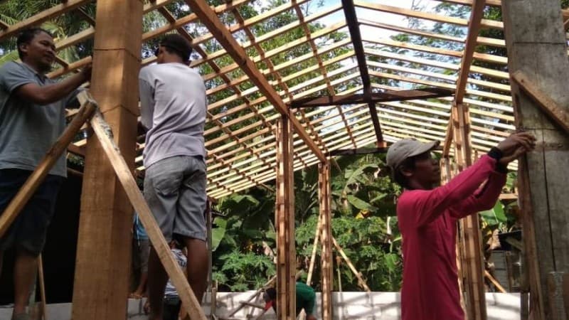 NU Care Cilacap Salurkan Beasiswa dan Bedah Rumah Imam Mushala