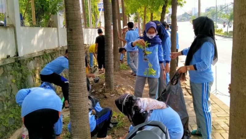 Sambut Hari Pahlawan, Mahasiswa UIN Walisongo Kerja Bakti Bersama Warga