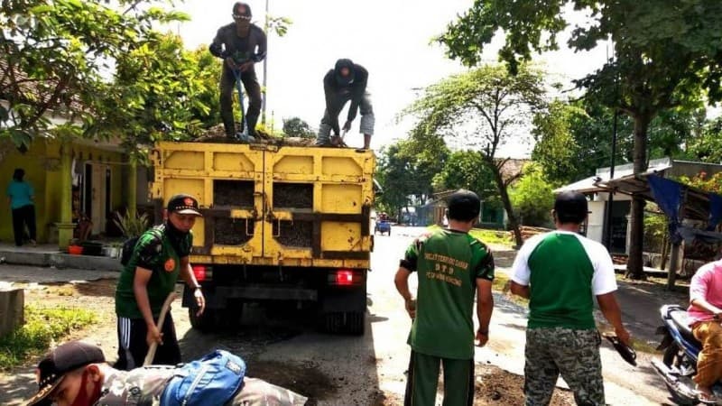 Cegah Kecelakaan, GP Ansor Kencong Uruk Lubang Jalan