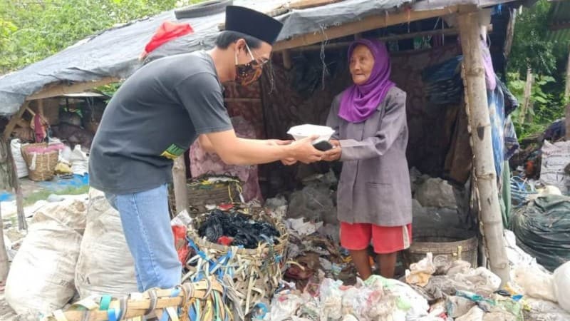 Jumat Berbagi di Rembang Datangi Pencari Limbah Pembuangan Akhir