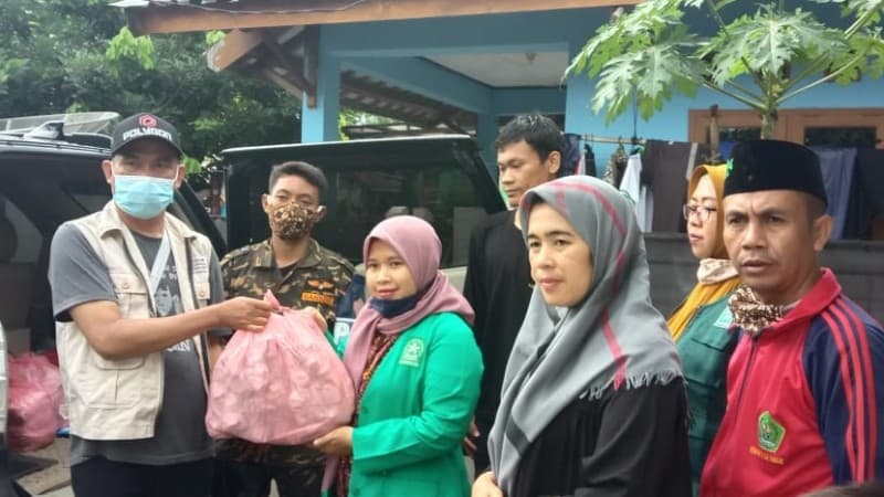 Fatayat NU Kirim Bantuan Makanan di Lokasi Banjir Lebak