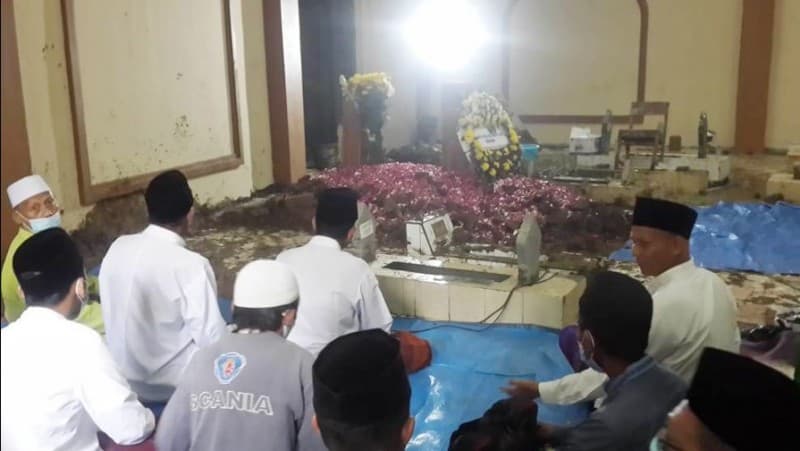 Hujan Deras Iringi Jenazah KH Hanif Muslih ke Peristirahatan Terakhir
