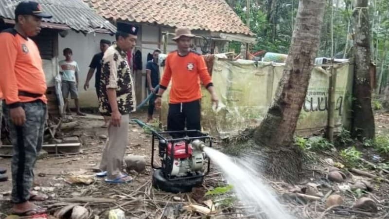 Banser Majenang Cilacap Sedot Sumur Warga Terdampak Banjir