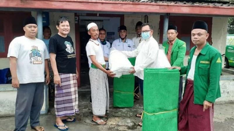 Rusak Berat Akibat Banjir, PCNU Kabupaten Tegal Beri Bantuan Perbaikan Rumah