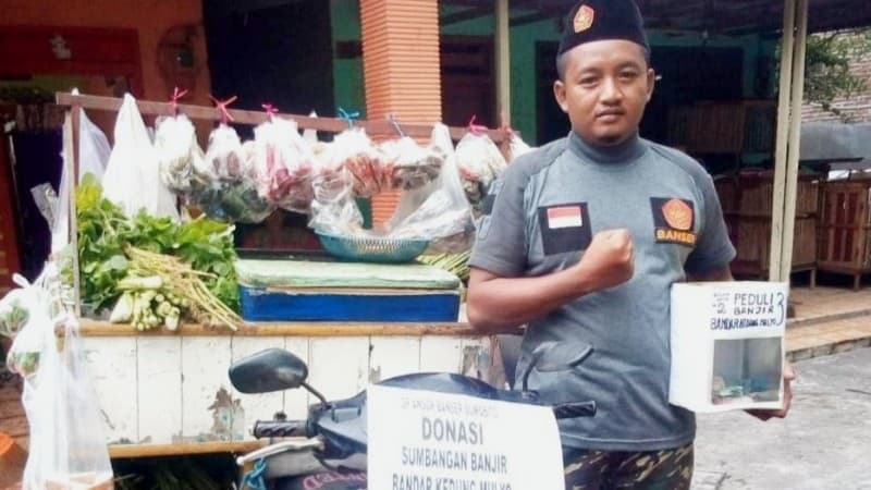 Banser di Jombang Jual Sayur Keliling sembari Galang Dana untuk Korban Banjir