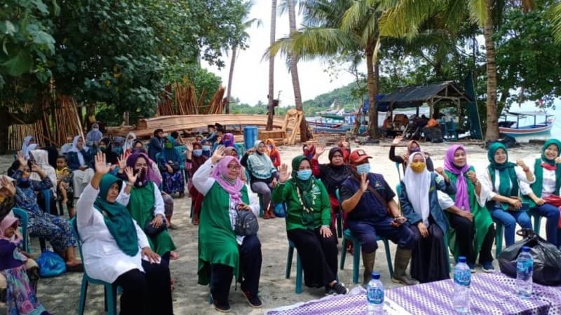 IPPNU Pesawaran Lampung Bagikan Sembako di Pulau Tegal