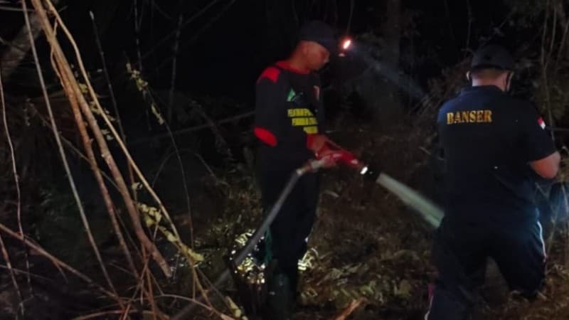 Tangani Kebakaran Hutan, Banser Kepulauan Meranti Sampai Bermalam di Hutan