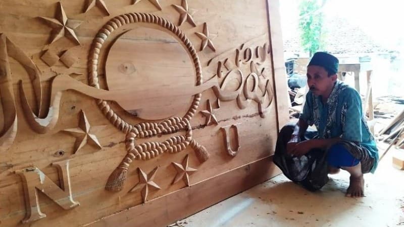 Nahdliyin di Sumenep Ini Ahli Ukir Lambang NU