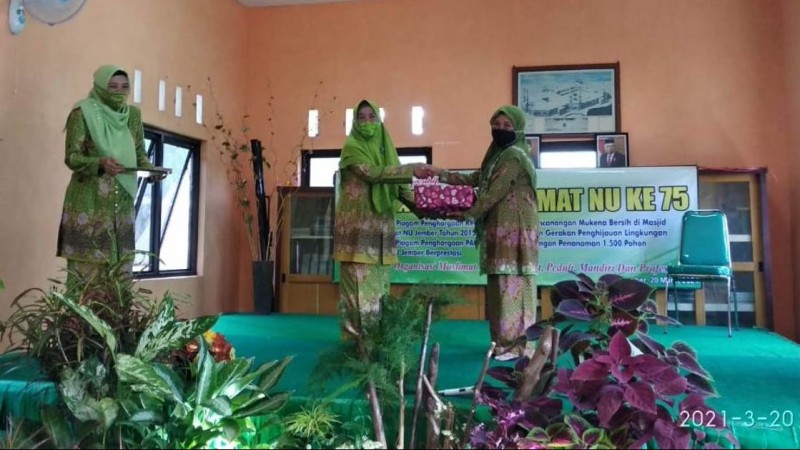 Sambut Ramadan, Muslimat NU Jember Sebar Mukena di Masjid