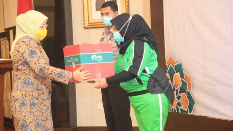 Menaker Ida Serahkan Paket Ramadhan untuk Sopir dan Petugas Kebersihan Kemnaker