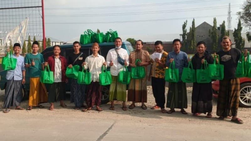 Santuni Yatim Piatu, IKSAB TBS Kudus 2015 Bagikan Yanbu’a dan Fasholatan