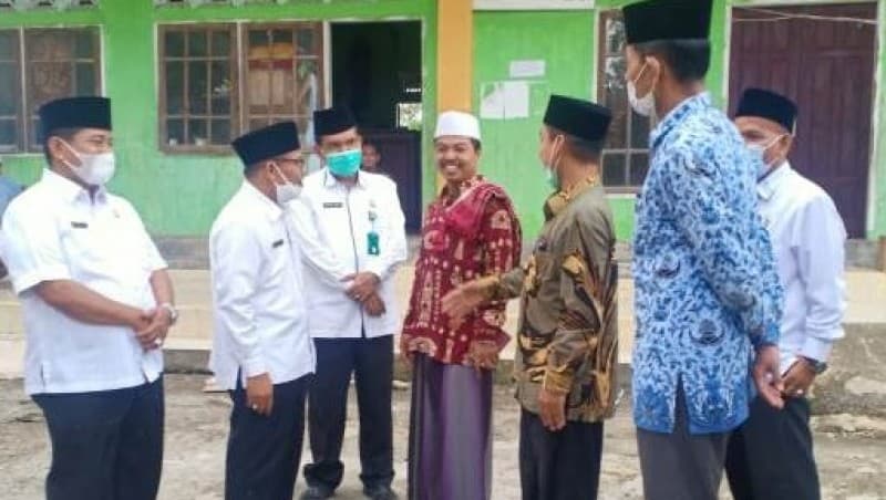 Plt Kakanwil Kemenag Sumbar Awali Tugas dengan Ziarahi Makam Ulama dan Sowan ke Pesantren