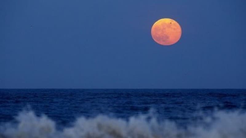 Gerhana Bulan Total, Masyarakat Pesisir Perlu Waspada Pasang Air Laut Tinggi