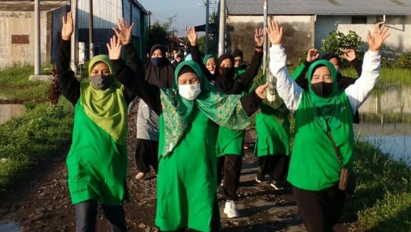 Cegah Lonjakan Covid-19, Muslimat NU Sukorambi Jember Gelar Jalan Sehat