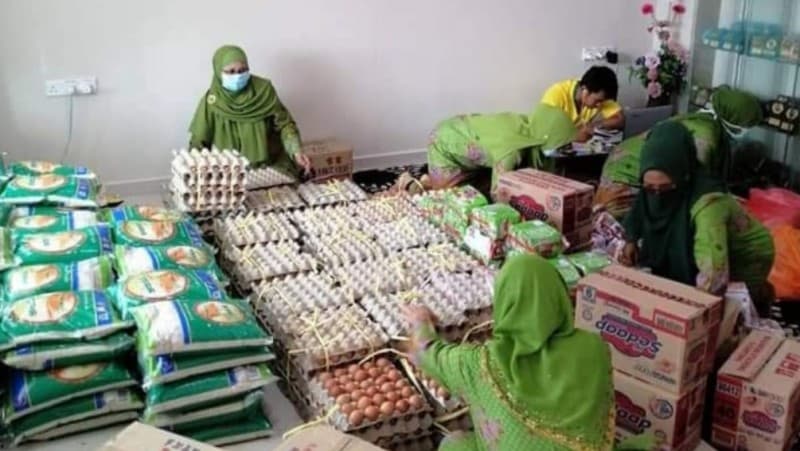 Muslimat Malaysia Ikut Salurkan Sumbangan untuk WNI di Malaysia dan Singapura