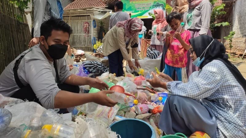 Kreatif, Mahasiswa UNUGHA Cilacap Ubah Sampah Jadi Rupiah