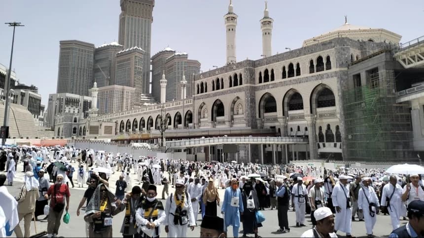Momen Shalat Jumat Perdana Jamaah Haji di Masjidil Haram