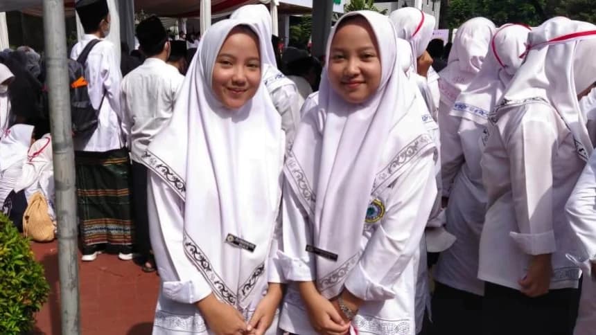 Pengalaman Pertama Santri Kembar Pesantren Az-Ziyadah Ikuti Apel Hari Santri