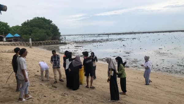 Gusdurian dan Berbagai Komunitas Lingkungan Gelar Kegiatan Bersih-bersih Pantai dari Sampah