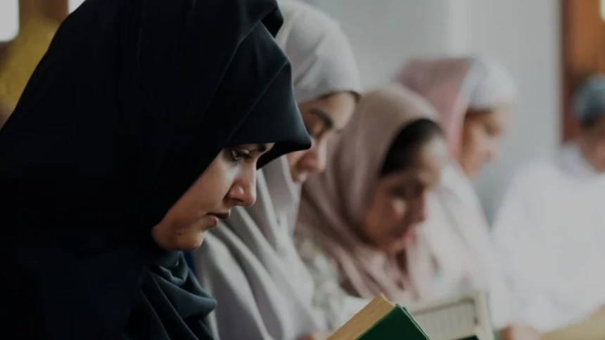 Abaya Resmi Dilarang, 300 Siswi Muslim Prancis Tetap Memakainya ke Sekolah