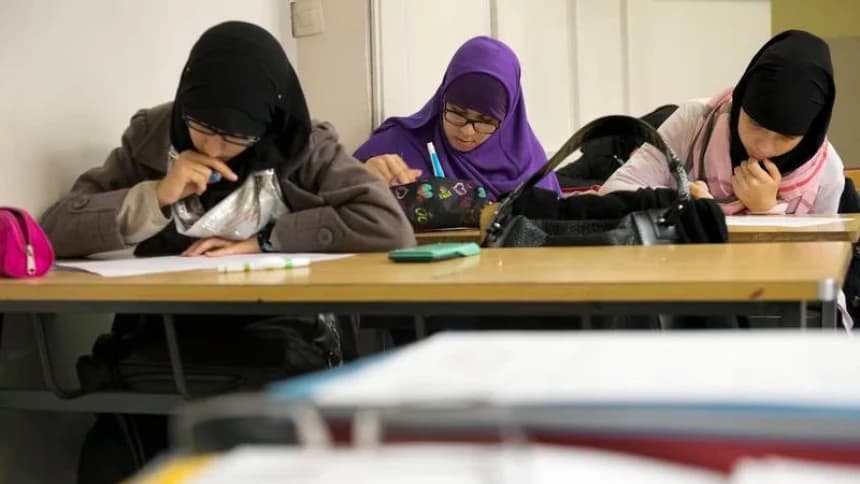 Prancis Larang Siswa Perempuan Mengenakan Abaya di Sekolah